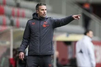 Van Persie trabalhando como técnico das categorias de base do Feyenoord