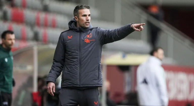 Van Persie, ex-Manchester United e Arsenal, assume como técnico de time holandês