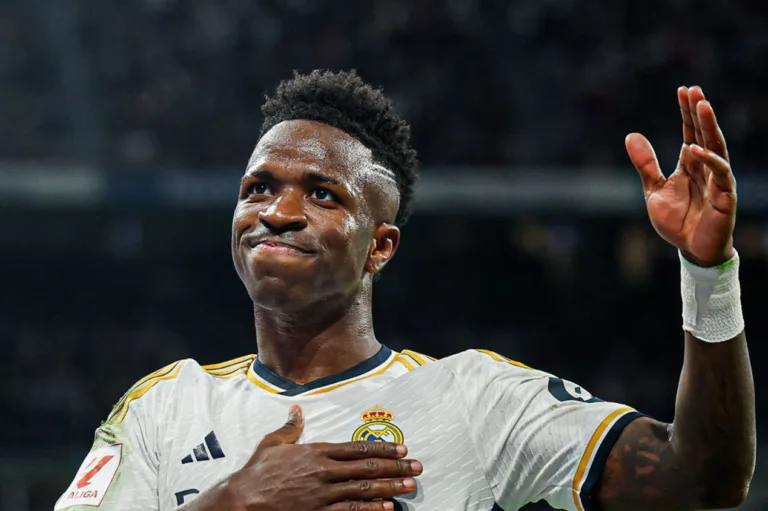 Torcedores do Real Madrid entoam “Vinicius Bola de Ouro” no Santiago Bernabéu