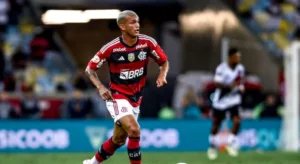 Mauro Cezar ironiza jogador do Flamengo após derrota na Libertadores: “Valentia”