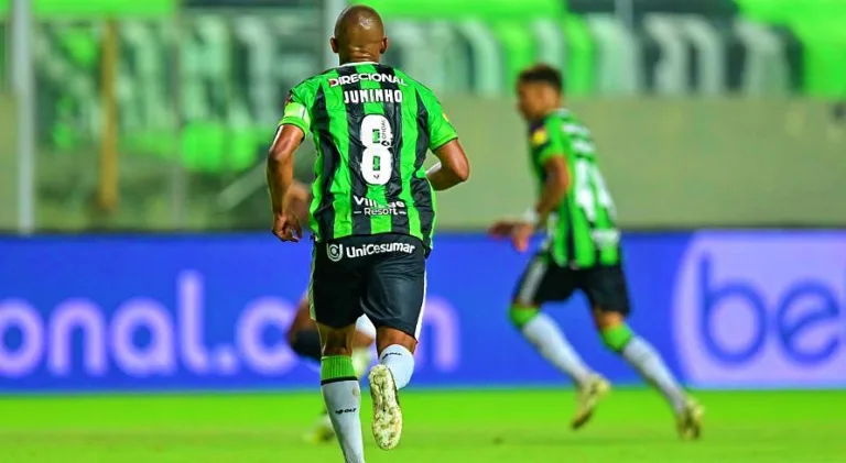 Jogador do América-MG pede desculpas por lance em gol contra o Santos