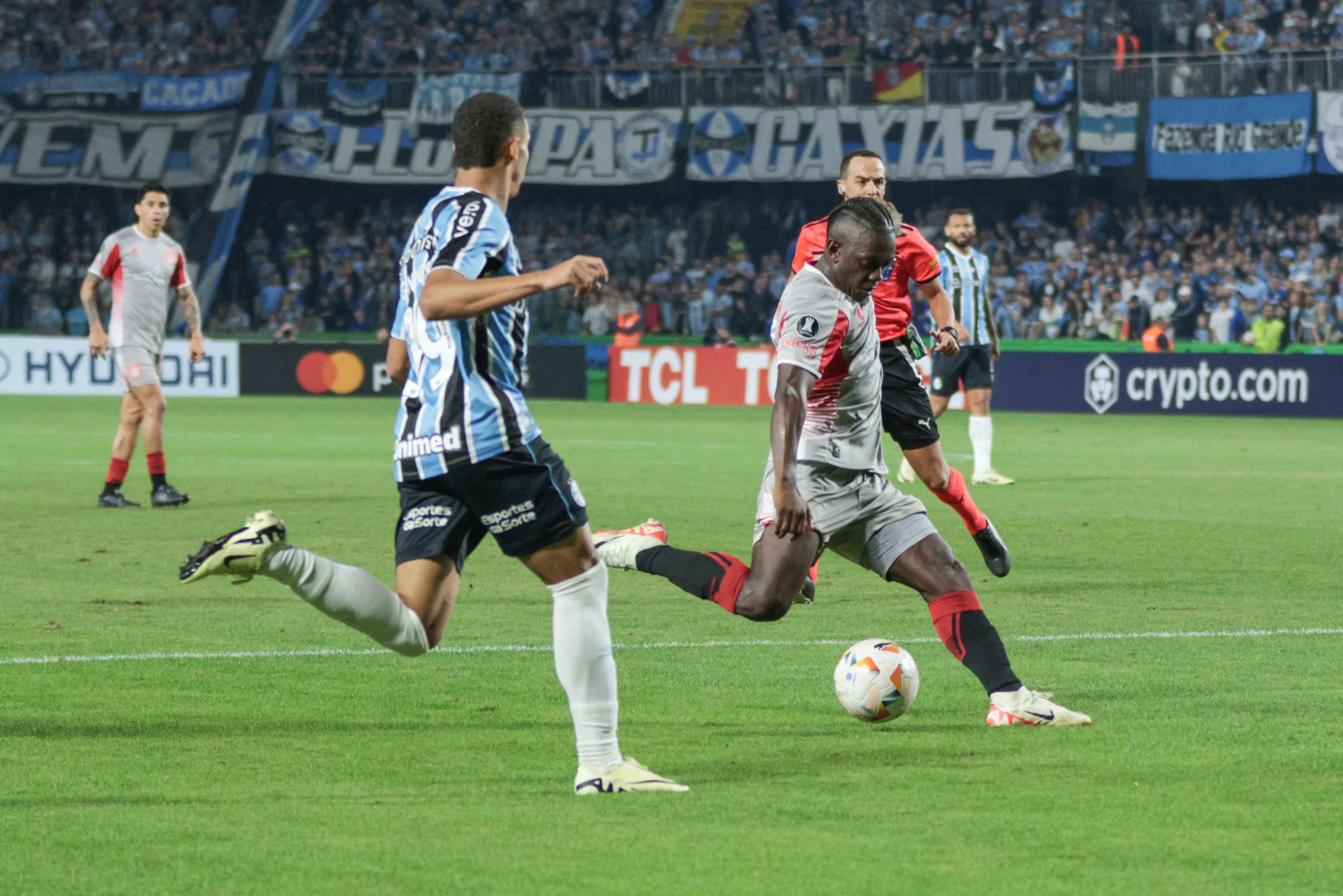 Grêmio abre o placar e Estudiantes busca o empate na Libertadores; assista