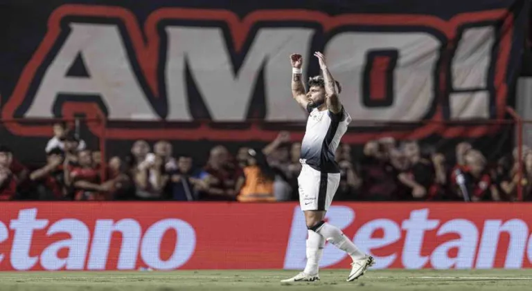 Corinthians busca o ataque para anotar o primeiro contra o Atlético-GO; assista