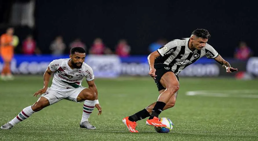 Botafogo vence o Fluminense em clássico e assume liderança do Brasileirão