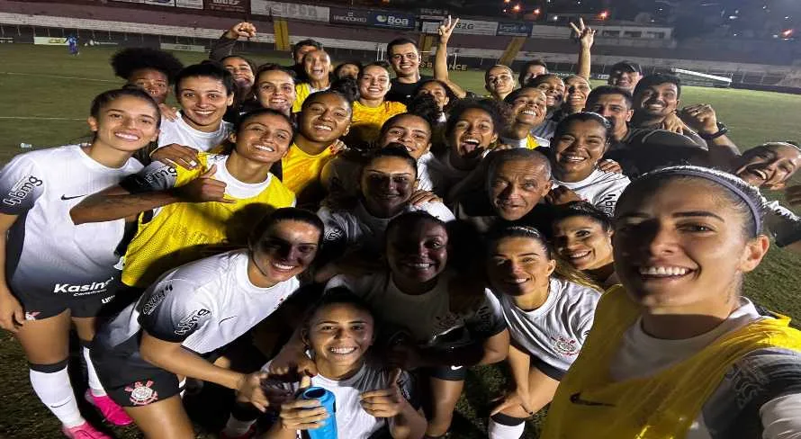 Corinthians derrota Palmeiras em dérbi e mantém liderança do Brasileirão Feminino