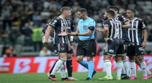Hulk é expulso e Palmeiras amplia sobre o Atlético-MG; assista