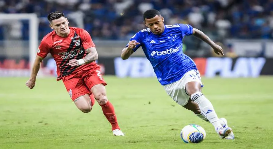 Cruzeiro bate Athletico-PR e sobe na tabela do Brasileirão