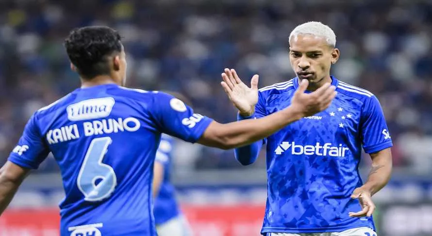 Embalado pela torcida, Cruzeiro marca o primeiro contra o Athletico; veja