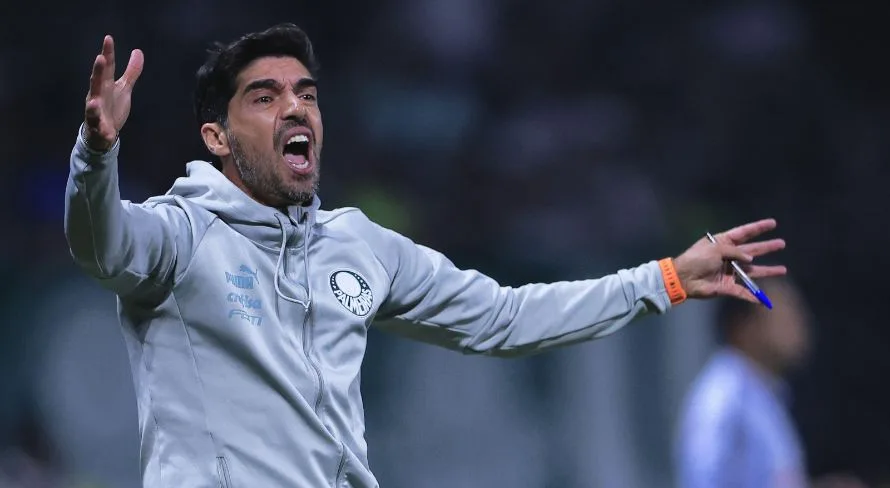 Abel Ferreira cobra eficiência ofensiva do Palmeiras, mas vê Estêvão espetacular