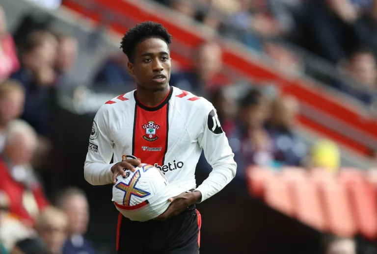 West Ham e Southampton negociam a troca de dois jogadores