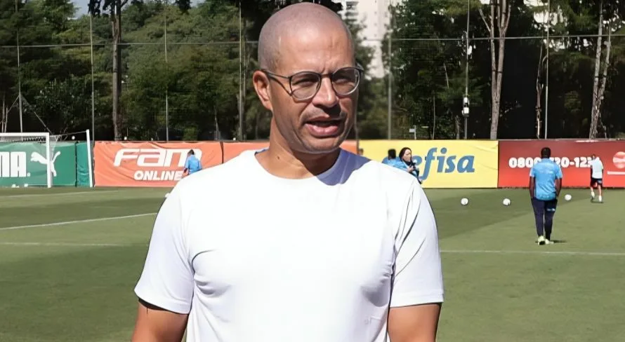 Alex sinaliza técnico fora da curva no futebol brasileiro: “Muitos fazem ao contrário”