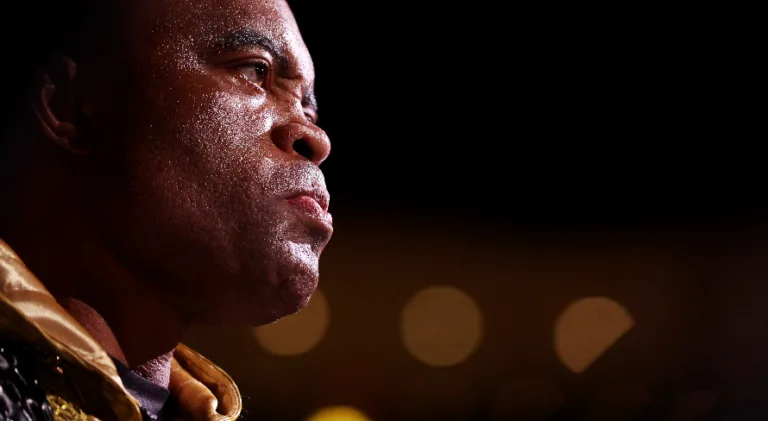 Anderson Silva se aposenta após empate com Chael Sonnen em luta de boxe