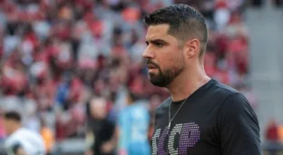 António Oliveira durante jogo do Corinthians (Robson Mafra/AGIF (via AP)