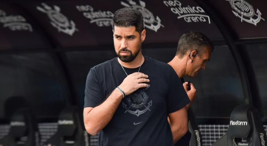 António Oliveira é sincero sobre contratações de peso e o que esperar do Corinthians no mercado da bola