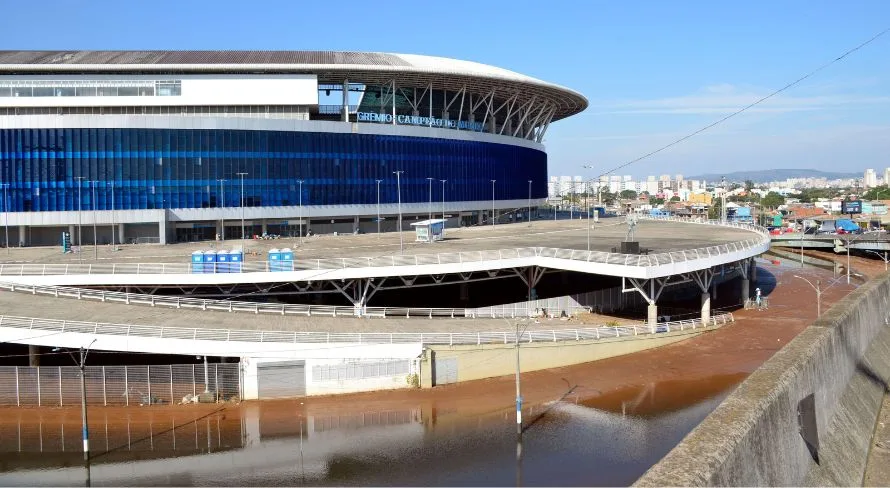 Arredores da Arena do Grêmio continuam alagados em Porto Alegre; confira