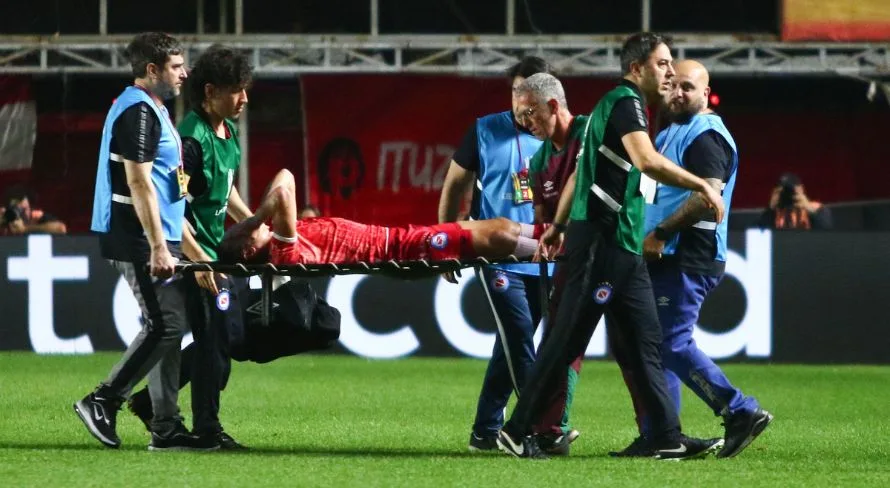 Marcelo, do Fluminense, celebra recuperação de Luciano Sánchez, do Argentinos Juniors