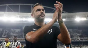 Botafogo teve ‘ambição’ em vitória de virada sobre Bragantino, diz Artur Jorge