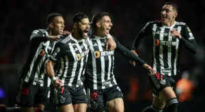 Atlético-MG vence Internacional pelo Brasileirão no apagar das luzes
