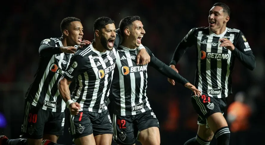 Atlético-MG vence Internacional pelo Brasileirão no apagar das luzes