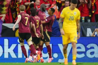 Lukaku comemora com seus companheiros gol da Bélgica contra a Romênia