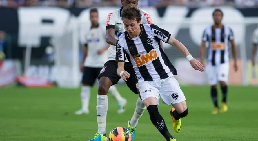 Bernard se apresenta ao Atlético-MG e passa por exames; veja