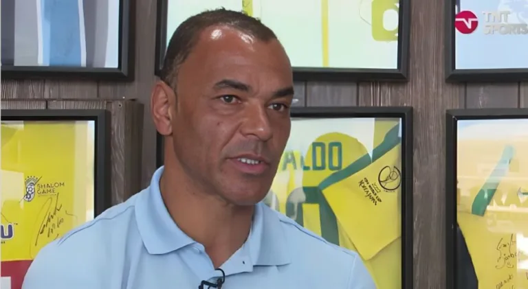 Cafu banca vencedor da Bola de Ouro e elege melhor lateral-direito do mundo