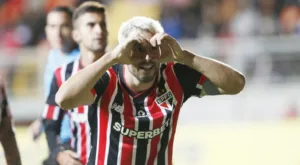 Calleri, do SPFC, é sincero e elege time que está mal no futebol brasileiro: “Jogando nada”