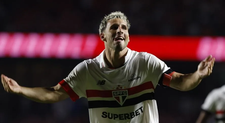 Calleri se coloca acima de Yuri Alberto e vê centroavante “muito melhor” no Brasileirão 