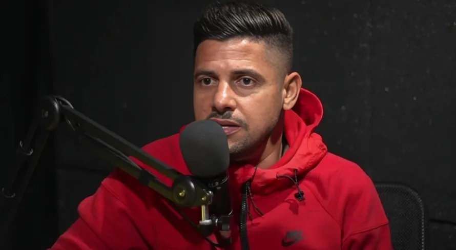 Cicinho elege camisa 9 diferenciado do futebol brasileiro: “Incrível”