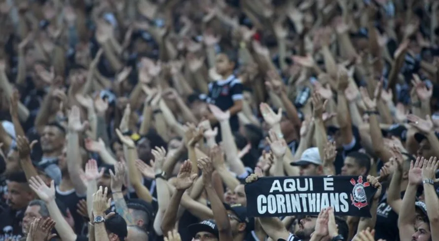 Torcedores do Corinthians avaliam a contratação de três craques para o ataque