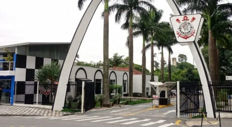 Torcedores do Corinthians invadem CT e Parque São Jorge: “Acabou a paz”