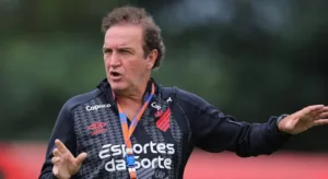 Cuca revela briga entre jogador e dirigente no vestiário do Athletico