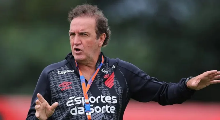 Cuca revela briga entre jogador e dirigente no vestiário do Athletico