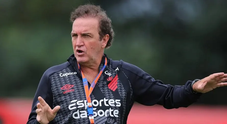 Cuca revela briga entre jogador e dirigente no vestiário do Athletico