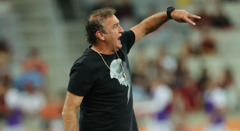 Cuca aponta time que “bate de frente” com Palmeiras e Flamengo no Brasileirão