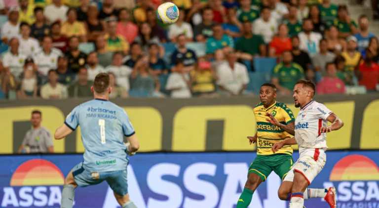 Cuiabá goleia Fortaleza em jogo polêmico no Brasileirão