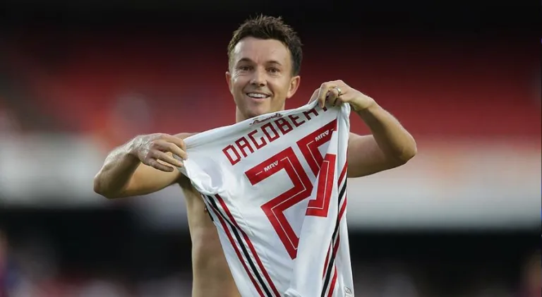 Dagoberto exalta camisa 9 trombador atuando no Brasil: “Dá a vida” 