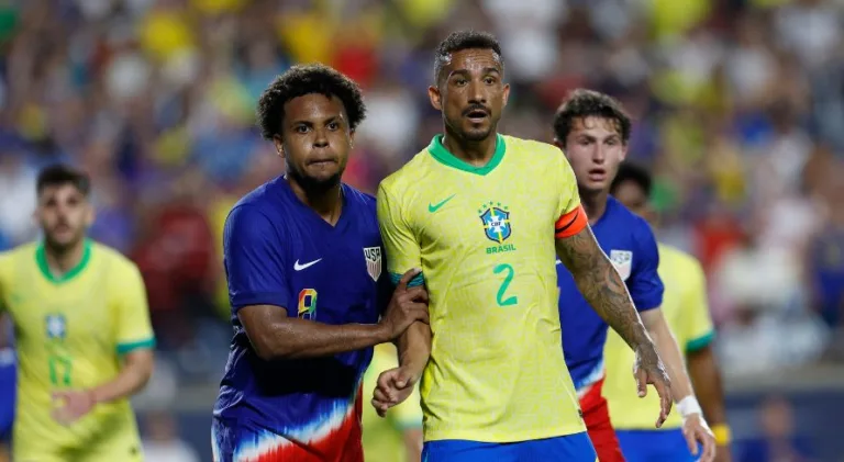 Danilo indica três jogadores que podem assumir faixa de capitão da seleção brasileira