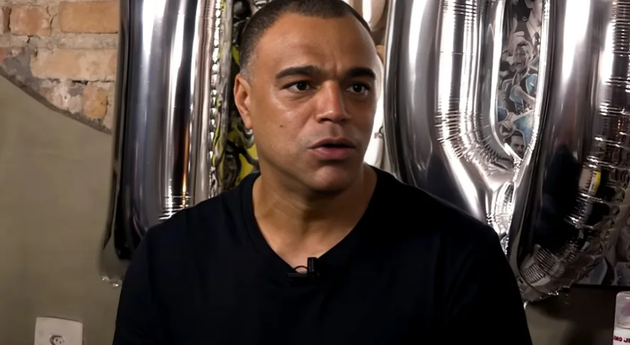 Denílson bate palmas para camisa 9 no futebol brasileiro: “Jogando muito”