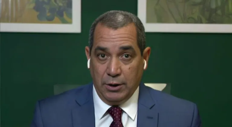 Zinho exalta jogador improvisado no futebol brasileiro: “Jogando muito”