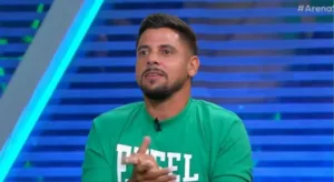 Cicinho crava técnico privilegiado no futebol brasileiro: “Não pode reclamar” 