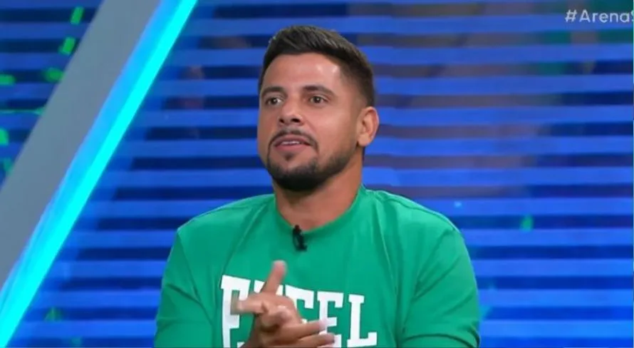 Cicinho aponta time que pode ter “debandada” de jogadores no Brasil 