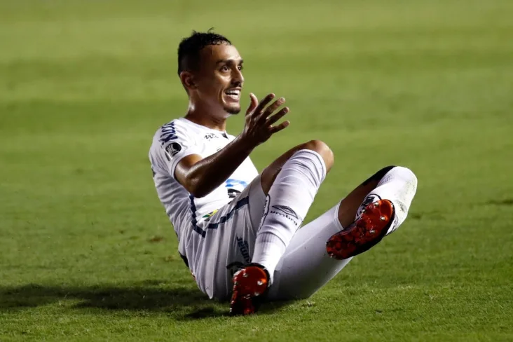 Torcedores do Santos não aprovam declaração do volante Diego Pituca: “Inaceitável”