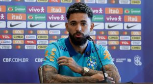 Douglas Luiz em entrevista coletiva na seleção brasileira (Rafael Ribeiro / CBF)