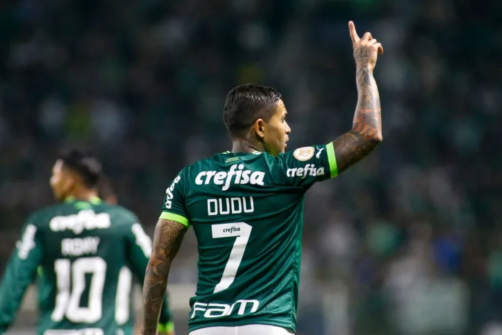 Elenco do Palmeiras ‘abraça’ Dudu, mas presidente e diretoria seguem incomodados