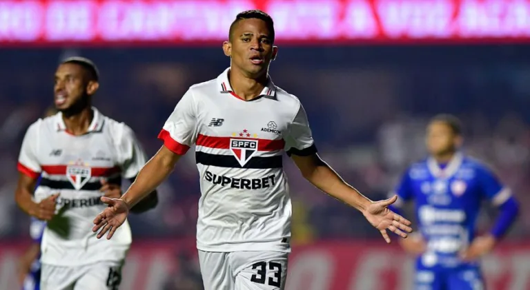 Atacante do SPFC perde espaço após chega de Zubeldía à equipe