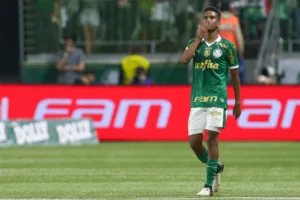 Estêvão, do Palmeiras, marca o primeiro gol após assinatura de contrato com o Chelsea