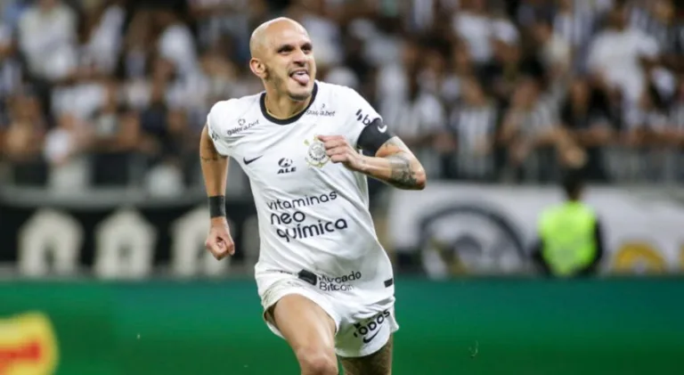 Fábio Santos dispara sobre atitude de ex-Corinthians durante os jogos