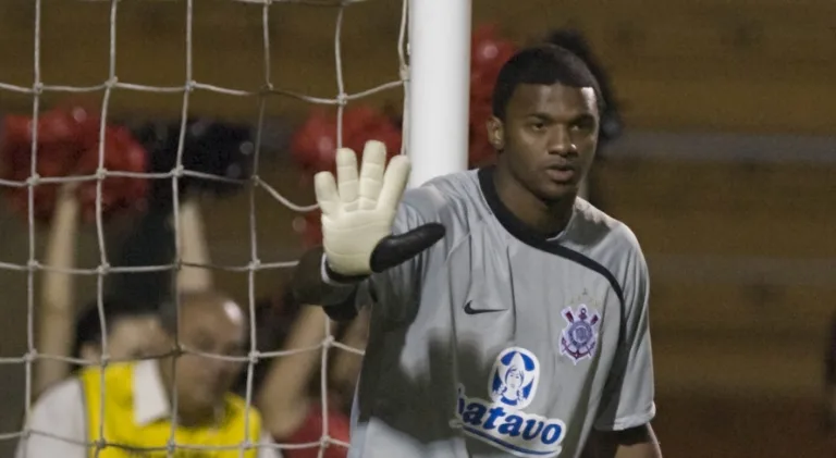Ex-Flamengo e Corinthians, goleiro Felipe assina com time que vai disputar a Champions League