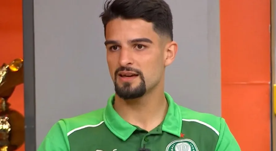 Flaco López aponta atacante “diferente” do futebol brasileiro: “A bola procura”